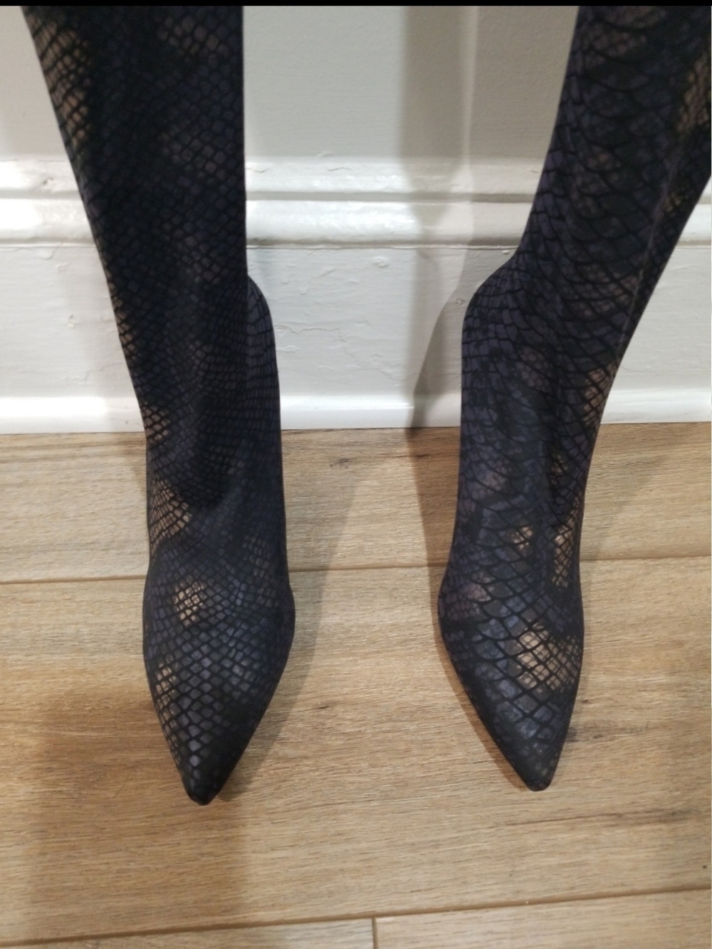 Pointed Toe Women's Knee-High Boots in Black Scaled Print Stocking Boots 9.5